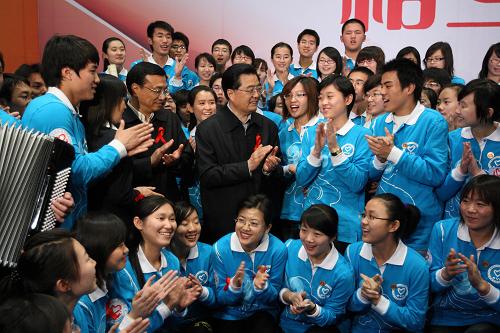 11月30日,在第22个世界艾滋病日到来之际,中共中央总书记、国家主席、中央军委主席胡锦涛和中共中央政治局常委、国务院副总理李克强来到北京国家会议中心,参加首都防治艾滋病志愿者活动。 新华社发