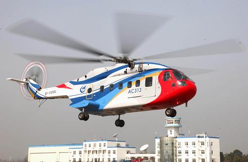 3月18日,AC313大型民用直升机在江西景德镇首飞升空。当日,由中国航空工业集团公司自主研制的AC313大型民用直升机在江西景德镇首飞成功。AC313型直升机最大起飞重量为13.8吨,可一次性搭载27名乘客或运送15名伤员,最大航程为900公里,具有高安全性、可靠性和舒适性,可广泛用于人员和货物运输、搜索营救、抢险救灾、城市和森林消防、反恐维稳、近海石油和天然气开采、定期乘客往返运输、医疗救护、旅游观光、公务飞行等航空领域。新华社发(牟健为 摄)