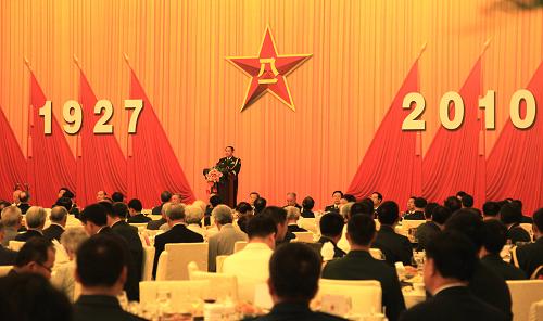7月31日，中华人民共和国国防部在北京人民大会堂举行盛大招待会，热烈庆祝中国人民解放军建军83周年。新华社记者 李刚摄