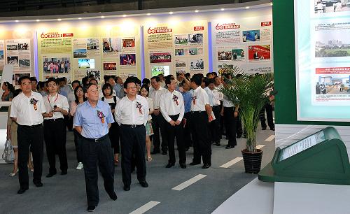 王岐山出席中国对外援助60周年纪念展开幕式 当日,由商务部、外交部、财政部等部门共同举办的《大道无疆——中国对外援助60周年纪念展》在北京开幕。中共中央政治局委员、国务院副总理王岐山出席开幕式并参观展览。 新华社记者 何俊昌 摄