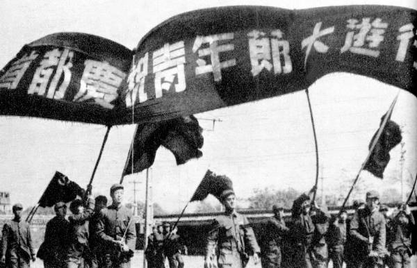 北京青年庆祝中华人民共和国开国后第一个五四青年节。1950年5月4日，首都九万余青年游行，庆祝建国后第一个五四青年节。