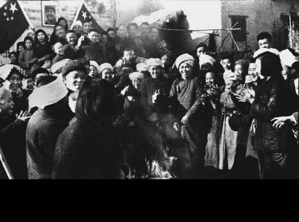 全国各地农民热烈拥护《中华人民共和国土地改革法》，积极投入土地改革运动。