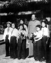 毛泽东主席和少年儿童在一起