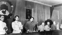 1950年6月全国政协一届二次会议主席台上的委员起立通过《中华人民共和国土地改革法（草案）》