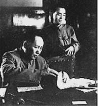 1950年6月28日，毛泽东与胡乔木在中央人民政府委员会第八次会议上。这次会议讨论通过了《中华人民共和国土地改革法》。
