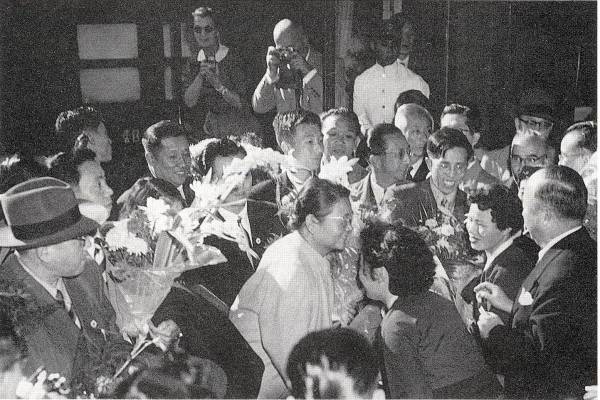 1954年10月30日由李德全、廖承志率领的中国红十字会代表团抵达东京