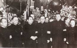 前往苏联参加葬礼的中国代表团3月8日在苏联工会大厦圆柱大厅吊唁