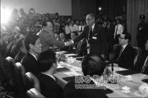 1993年4月汪道涵与辜振甫在“汪辜会谈”前握手