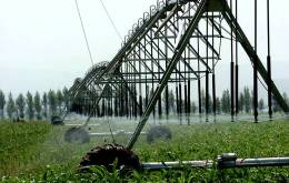 2007年8月内蒙古和林格尔县北岛拉板村的喷灌设施在灌溉玉米