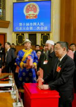 2004年3月出席十届全国人大二次会议的代表在进行投票表决